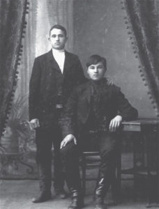 Зверевские железнодорожники Борис Ермин (сидит возле стола) и Иван Парахин. Фото 1911 года
